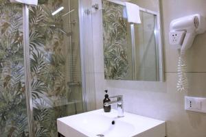 ein Bad mit einem Waschbecken und einer Dusche in der Unterkunft Hotel Ciao in Rom