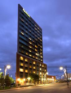 um edifício alto com um cartaz à noite em Radisson Hotel & Suites Fallsview em Cataratas do Niágara