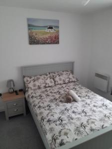 Een bed of bedden in een kamer bij Platinum - 2 Bedroom, home with free parking, free wifi and Netflix, Company workers welcome short term and long term