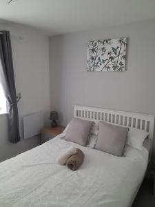 Een bed of bedden in een kamer bij Platinum - 2 Bedroom, home with free parking, free wifi and Netflix, Company workers welcome short term and long term