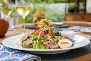 Jídlo v hotelu nebo okolí