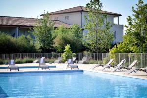 Bazén v ubytovaní Residence du Château de Jouarres, Azille - Studio 2 pers with balcony alebo v jeho blízkosti