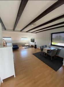 ein großes Wohnzimmer mit einem Tisch und Stühlen in der Unterkunft Ferienwohnung Am Rathausberg in Schiffweiler