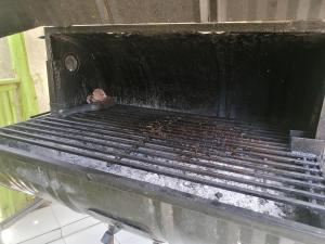 - un grill noir installé au dernier étage dans l'établissement Forest green Inn, à Kakamega
