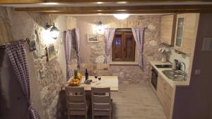 Kuchyň nebo kuchyňský kout v ubytování Apartments Dvor