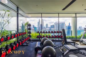 - une salle de sport avec vue sur la ville dans l'établissement The Luxe & The Colony, KLCC, à Kuala Lumpur