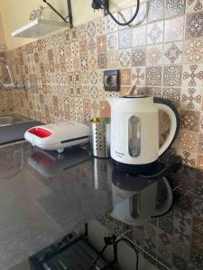 - Cafetera en la encimera de la cocina en Logement entier et indépendant A, en Rabat