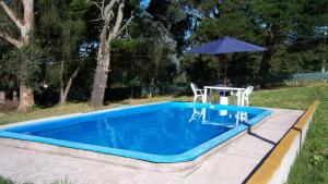 Bazén v ubytování La Reserva Natural Chalet nebo v jeho okolí