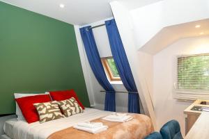 パリにあるNets Inn Apartments - Buttes Chaumont Dの小さなベッドルーム(青いカーテン付きのベッド1台付)