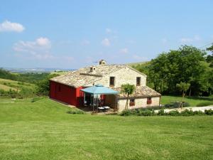 AvenaleにあるCharming holiday home in Treia with shared poolの緑地の赤白家屋