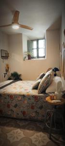 Un dormitorio con una cama con una máquina de coser. en El 6 De Busquet en Cáceres
