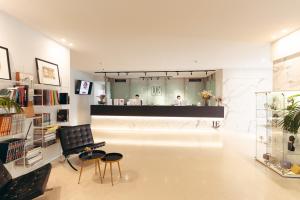 巴里Hotel Excelsior Bari的一间设有长凳和柜台的沙龙的房间
