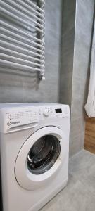 una lavadora blanca en una habitación en Квартира біля озера ЖК Панорама en Ternopilʼ