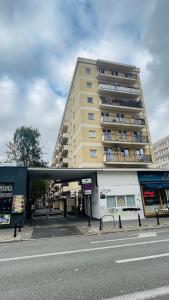 un gran edificio al lado de una calle en Warszawa Krucza Pokoje, en Varsovia