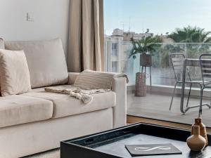 uma sala de estar com um sofá e uma mesa em Sanders Evolution em Limassol