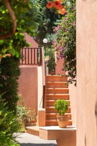 um conjunto de escadas com um vaso de plantas sobre eles em Koutouloufari Village Holiday Club em Hersonissos