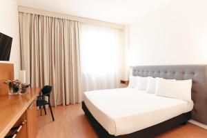 Hotel Excelsior Bari客房内的一张或多张床位