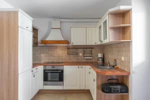 Kuchyň nebo kuchyňský kout v ubytování Villa Resperi