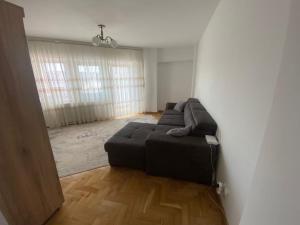 a living room with a couch in the corner of a room at Apartament Central Suceava in Suceava