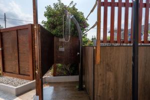 a wooden fence with a shower and a wooden door at Villa Dario in Castellana Grotte