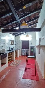 una cocina con una alfombra roja en el medio de una habitación en xplorest en Mysore
