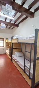 邁索爾的住宿－xplorest，一间设有三张双层床的客房