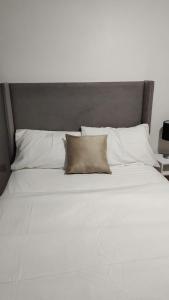 Łóżko lub łóżka w pokoju w obiekcie Silver City Hotel