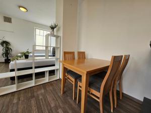 uma sala de jantar com uma mesa e cadeiras e uma cama em AMS The Gray em Spaichingen