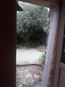 uma porta aberta com vista para um pátio em La maison du jardin em Rustrel