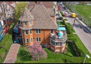 uma vista aérea de uma grande casa laranja em Beautiful Victorian house, Great Views, free parking em Boston