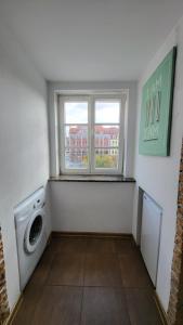 pralnia z pralką i oknem w obiekcie Prywatne studio dla 4 osób z widokiem na Rynek i Plac Solny! we Wrocławiu