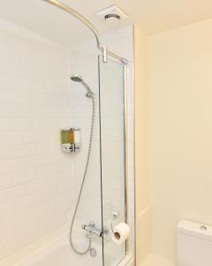 um chuveiro com uma porta de vidro na casa de banho em Luxury 2 BR Fully Furnished Flat in Crawley - 2 FREE Parking Spaces em Crawley
