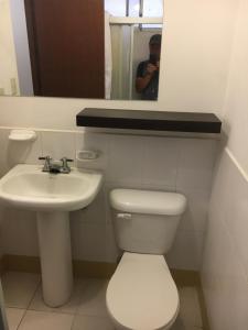 CASA IDEAL في ريوبامبا: حمام مع مرحاض ومغسلة ومرآة