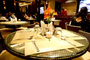 Restoran või mõni muu söögikoht majutusasutuses Hotel Avenue Plaza, Serampore - N S Avenue