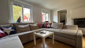 雅夫索的住宿－Strandvägen 4，客厅配有沙发和桌子