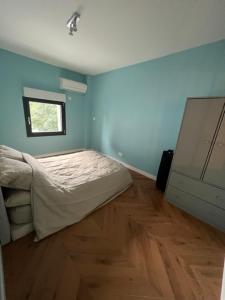 a bedroom with a bed and a blue wall at Le Vox - appartement de centre-ville in Montélimar