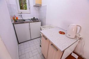 Kuchyňa alebo kuchynka v ubytovaní Studioapartment Podaca 3676-2