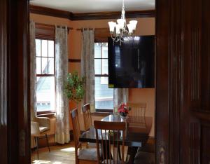 Imagine din galeria proprietății Beautiful Victorian house, Great Views, free parking în Boston