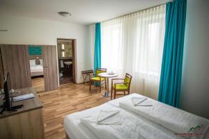 Selfness Hotel Vadvirág Mátraszentimre客房内的一张或多张床位