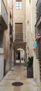 un vicolo in un vecchio edificio con balcone di Cal Maco Alberg i centre de visitants a Igualada