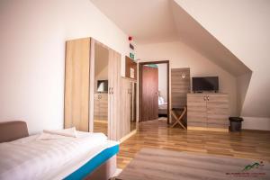 Selfness Hotel Vadvirág Mátraszentimre的电视和/或娱乐中心