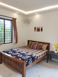 een slaapkamer met een groot bed in een kamer bij SHI's Vagamon Hill Retreat- Private villa on Hills in Vagamon