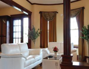 Imagine din galeria proprietății Beautiful Victorian house, Great Views, free parking în Boston