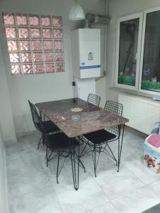 uma cozinha com mesa e cadeiras num quarto em Mükemmel Konum'da Lüx Dairede Konaklama em Sivas
