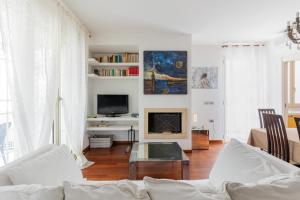 佐拉普雷多薩的住宿－Zola Predosa Apartment by Wonderful Italy，客厅配有沙发和桌子