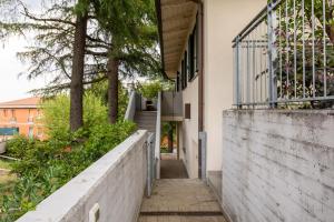 una escalera que conduce a un edificio con una valla en Zola Predosa Apartment by Wonderful Italy, en Zola Predosa