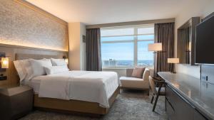 Habitación de hotel con cama y ventana grande en The Westin Chicago Lombard en Lombard