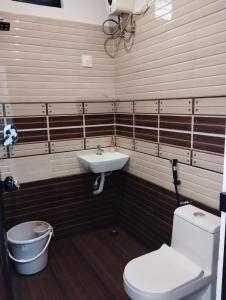 uma casa de banho com um WC e um lavatório em SHI's Vagamon Hill Retreat- Private villa on Hills em Vagamon