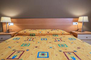 A bed or beds in a room at LITORAL COSTA DORADA - LAS CUMBRES Only families