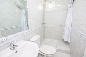 A bathroom at LITORAL COSTA DORADA - LAS CUMBRES Only families